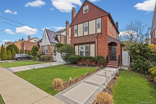 6 Dubonnet Rd, Valley Stream, NY, 11581-3422 | Card Image