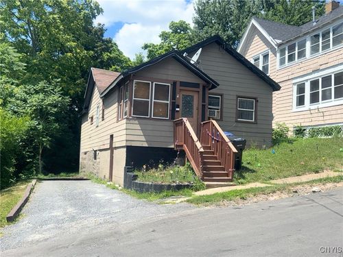 131 Delong Ave, Syracuse, NY, 13208-2233 | Card Image