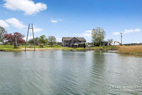 15615 W Kinley Rd, Pewamo, MI, 48873-9615 | Card Image