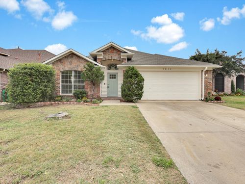 1013 Grand Central Pkwy, Saginaw, TX, 76131-4827 | Card Image