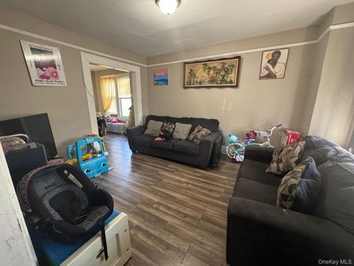 37 Maple Ave, Hempstead, NY, 11550-5541 | Card Image