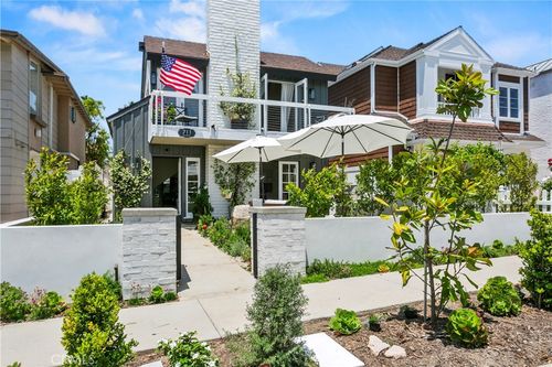 711 Heliotrope Ave, Corona del Mar, CA, 92625-2222 | Card Image