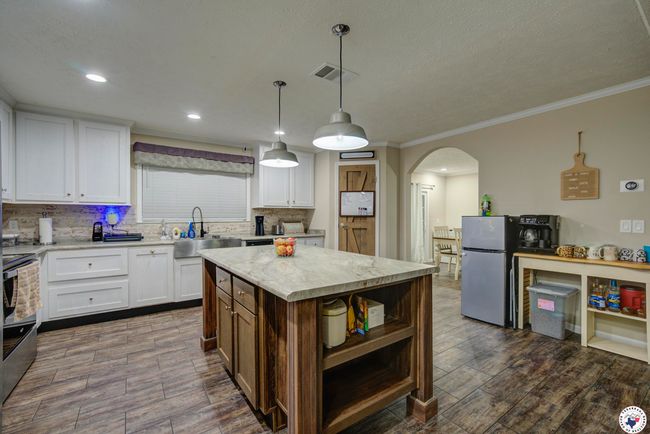 807 E 11 Th St, House other with 4 bedrooms, 2 bathrooms and null parking in Hooks TX | Image 7