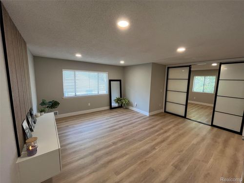 apt-5-2639 Columbia Rd, Berkley, MI, 48072-1579 | Card Image