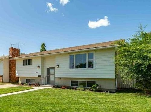 828 3 Street Se, Redcliff, AB, T0J2P0 | Card Image