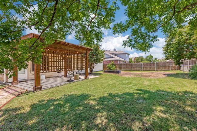 Pretty yard with pergola | Image 27