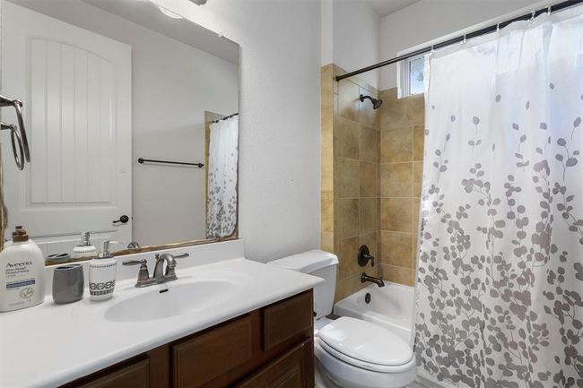 Full bath with vanity, toilet, and shower / bath combo with shower curtain | Image 16