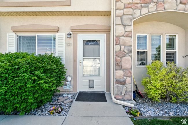 Property entrance with stucco siding and stone siding | Image 27