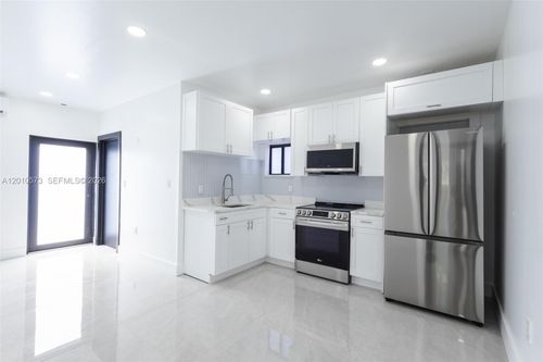 back-571 Nw 152nd St, Miami, FL, 33169-6615 | Card Image