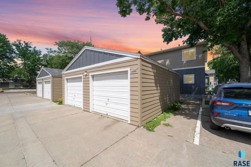 1206 S Bridgeport Pl, Sioux Falls, SD, 57106-3464 | Card Image