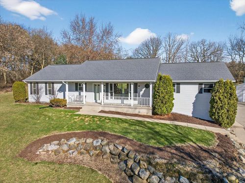 690 French Ct, Oregon, WI, 53575-2700 | Card Image