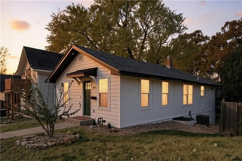 4618 Bell St, Kansas City, MO, 64112-1109 | Card Image