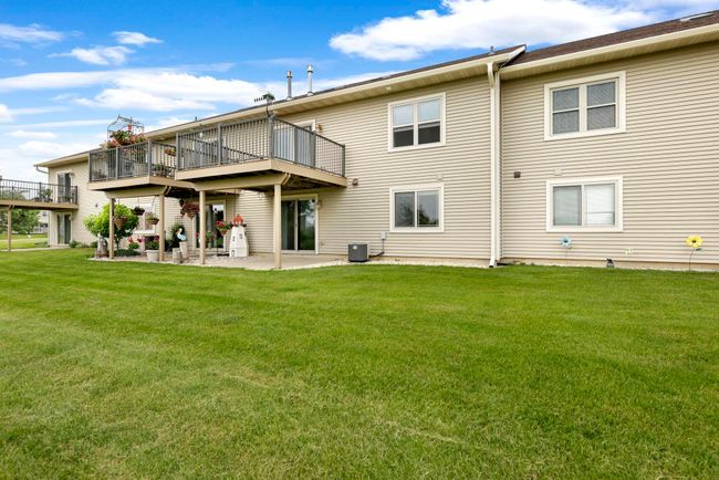 105 Community Dr, Condo with 3 bedrooms, 3 bathrooms and null parking in FALL RIVER WI | Image 44