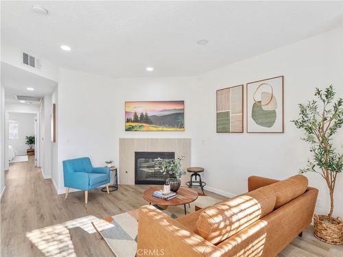 102-7320 Balboa Blvd, Lake Balboa, CA, 91406-2758 | Card Image