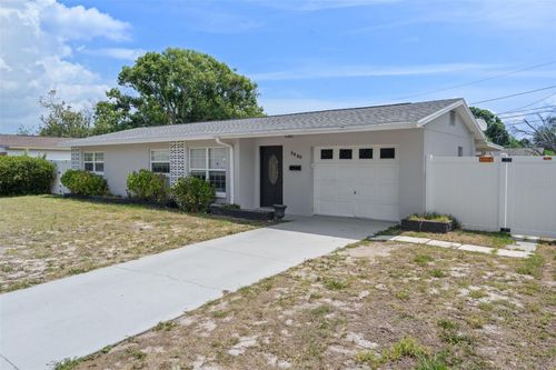 5690 6th St S, St Petersburg, FL, 33705-5218 | Card Image