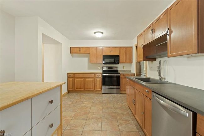 2568 Shore Dr, House attached with 3 bedrooms, 2 bathrooms and null parking in Virginia Beach VA | Image 9