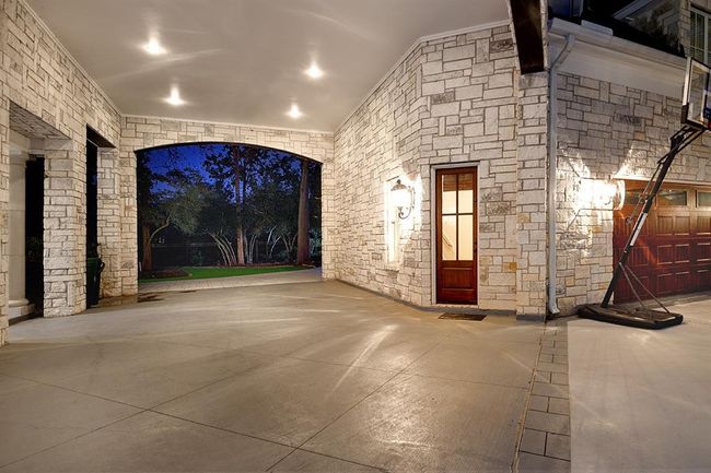 This door leads to a 2nd separate apartment over the garage! | Image 49