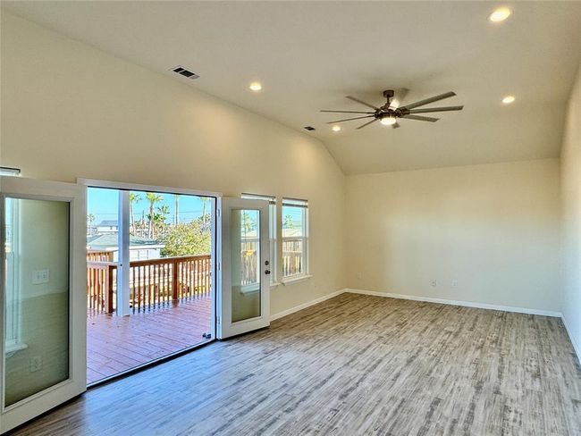 18 Edgewater St, House other with 3 bedrooms, 2 bathrooms and 2 parking in Hitchcock TX | Image 17