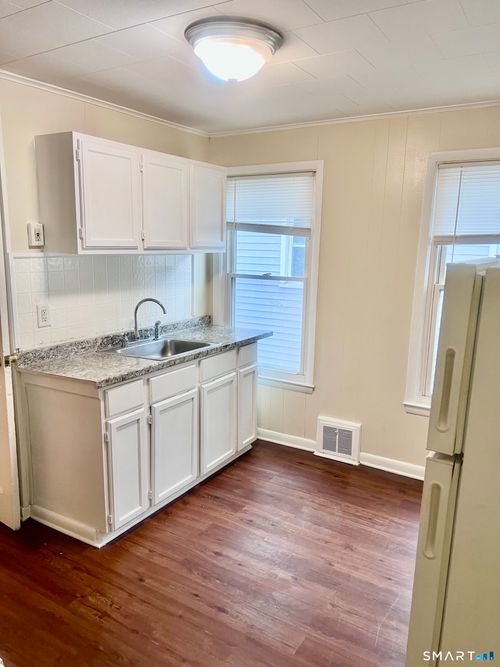 282 Front Ave, West Haven, CT, 06516-2031 | Card Image