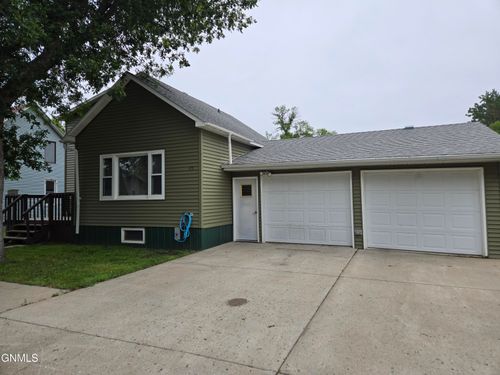 115 S 5th St, Wishek, ND, 58495-7215 | Card Image