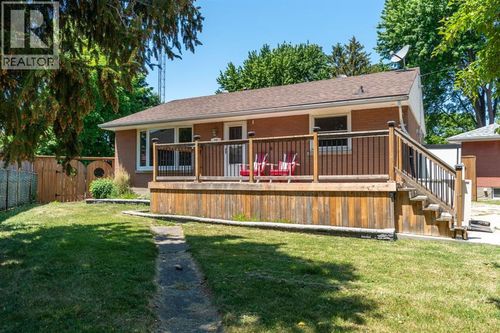 18 Tweedsmuir Avenue, Sarnia, ON, N7S2R8 | Card Image