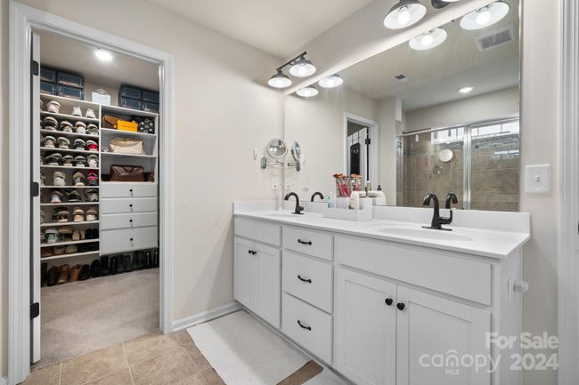 Large double vanity with pull out nozzles on the faucets! Large walk-in closet! | Image 30