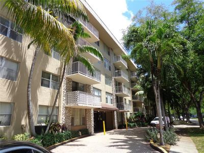 403 - 1805 Sans Souci Blvd, Condo with 2 bedrooms, 2 bathrooms and null parking in North Miami FL | Image 3