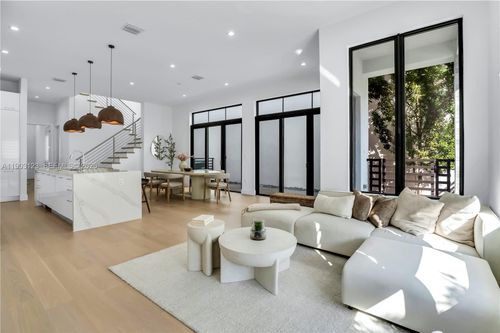 8013 Nw 42nd St, Doral, FL, 33166-5697 | Card Image