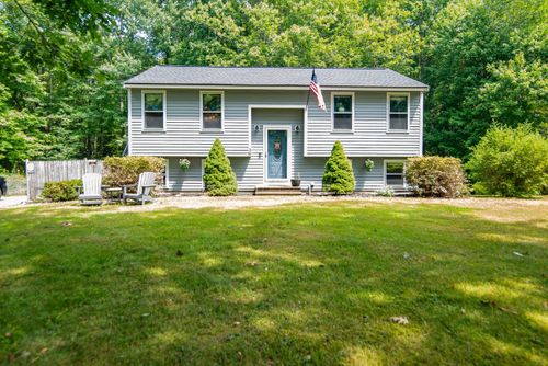 39 High Street, Stratham, NH, 03885 | Card Image