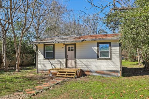 304 Harris St, Smithville, TX, 78957-2204 | Card Image