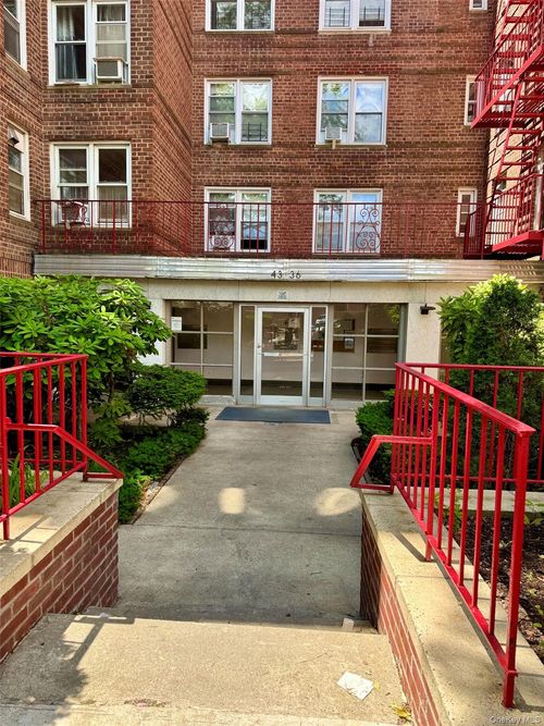 3l-43-36 Robinson St, Flushing, NY, 11355-3005 | Card Image