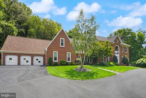 5695 Robeys Meadow Ln, Fairfax, VA, 22030-5832 | Card Image