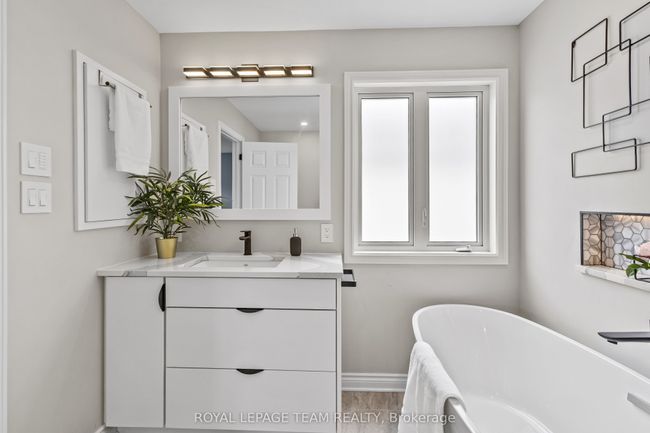 817 Feather Moss Way, House other with 4 bedrooms, 4 bathrooms and 4 parking in Gloucester ON | Image 22