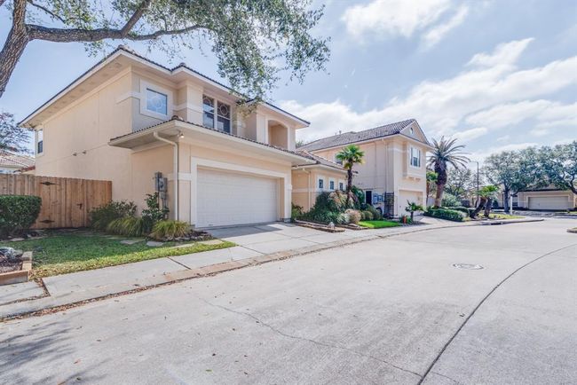 This desirable neighborhood by the water has so much to offer with 24 hour manned gate and community pool. | Image 49