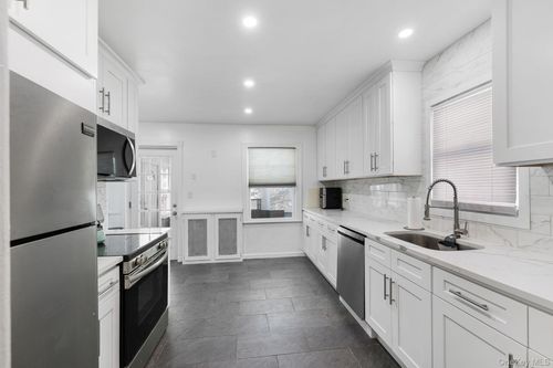 31 Hudson St, Chester, NY, 10918-1334 | Card Image