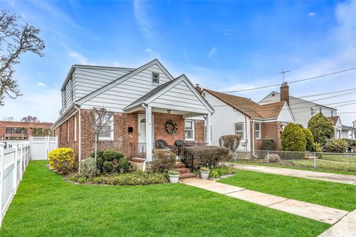 17 Hillside Ave, Lynbrook, NY, 11563-1438 | Card Image