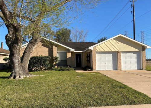 302 El Toro Ln, Webster, TX, 77598-2526 | Card Image