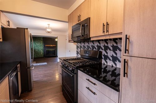 32653 Beacon Ln, Fraser, MI, 48026-2110 | Card Image