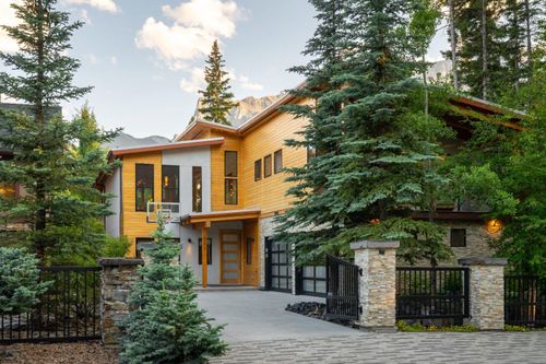 501 5 St, Canmore, AB, T1W2E8 | Card Image