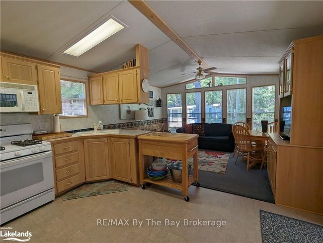 225 - 85 Theme Park Dr, House other with 2 bedrooms, 1 bathrooms and 2 parking in Wasaga Beach ON | Image 6