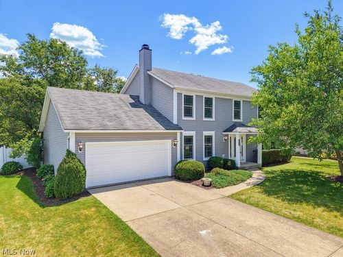 18925 Stony Point Dr, Strongsville, OH, 44136-8122 | Card Image