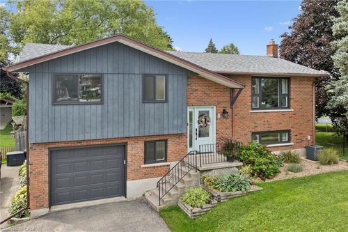 8 Christian St, Baden, ON, N3A2M6 | Card Image