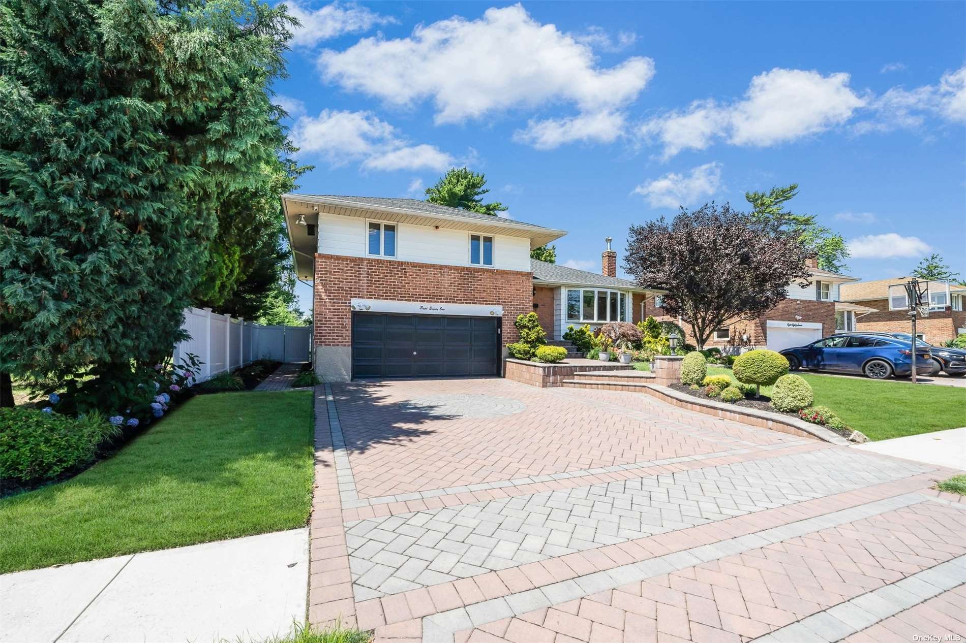 Bromton Dr, Westbury, NY 11590