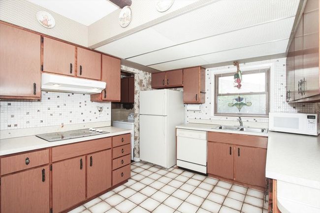 69 Grange Rd, House other with 4 bedrooms, 2 bathrooms and 2 parking in Elk Grove Village IL | Image 4