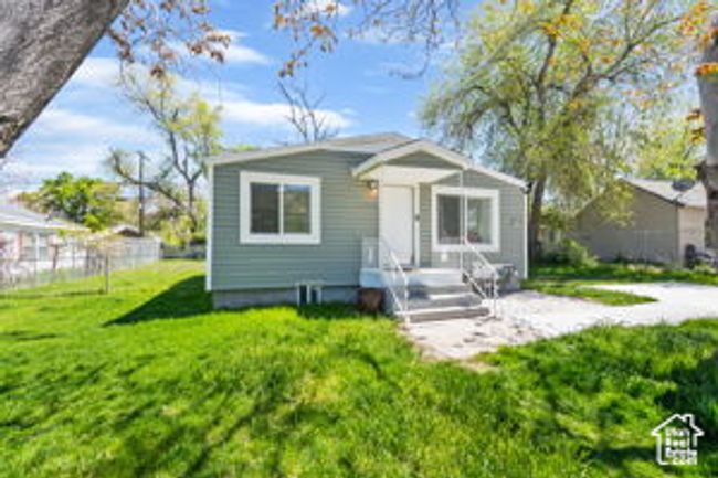 View of front facade featuring a front yard | Image 28