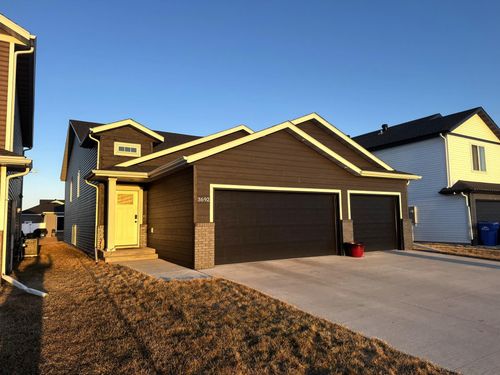 3692 Chinook Dr S, Fargo, ND, 58104-4643 | Card Image