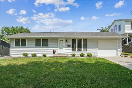 3618 Lynbrook Dr Ne, Cedar Rapids, IA, 52402-2864 | Card Image