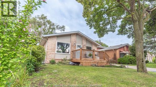 9404 Tamarack St, Windsor, ON, N8R1Y8 | Card Image