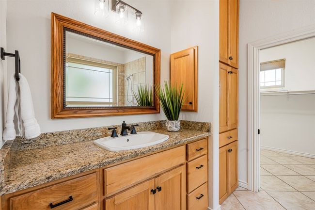 Double vanities in primary en-suite | Image 21