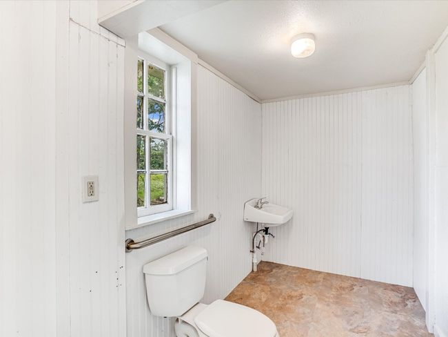 Bathroom | Image 23